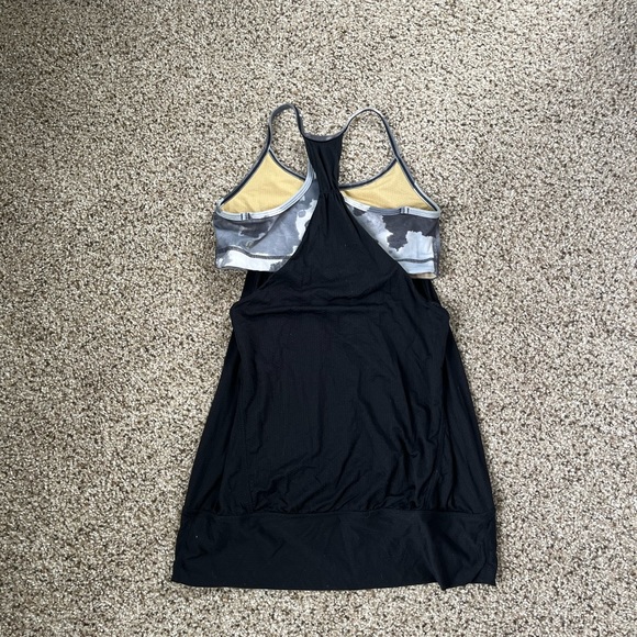 LULULEMON Tank top with built in Bra Size 6 - Picture 2 of 3